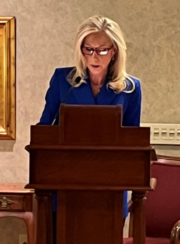 Sarah Shellhamer, owner and general manager of WJIL-WJVO, welcomes visitors to the Wreaths ceremony. The radio station group sponsored the ceremony and wreath-laying efforts as part of the nationwide Wreaths Across America program.